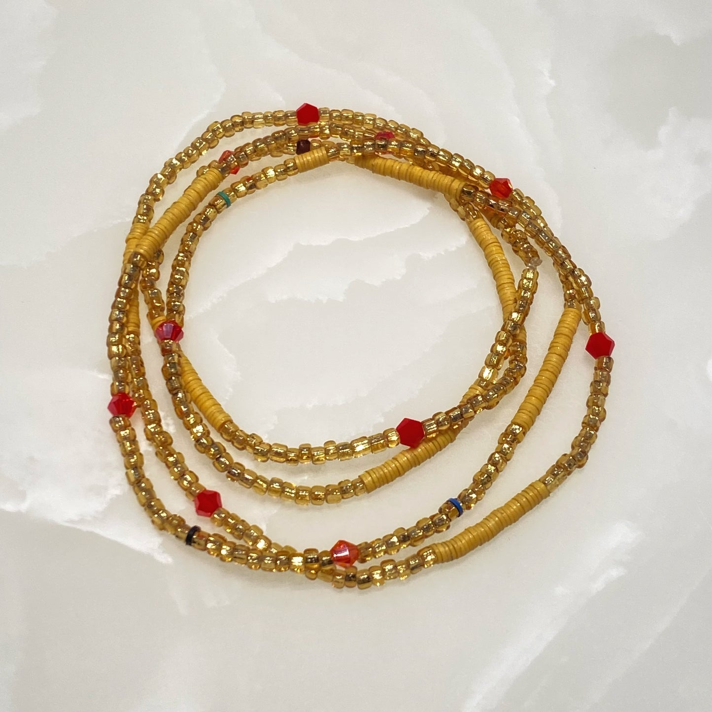 Perles de taille couleur dorée et rouge