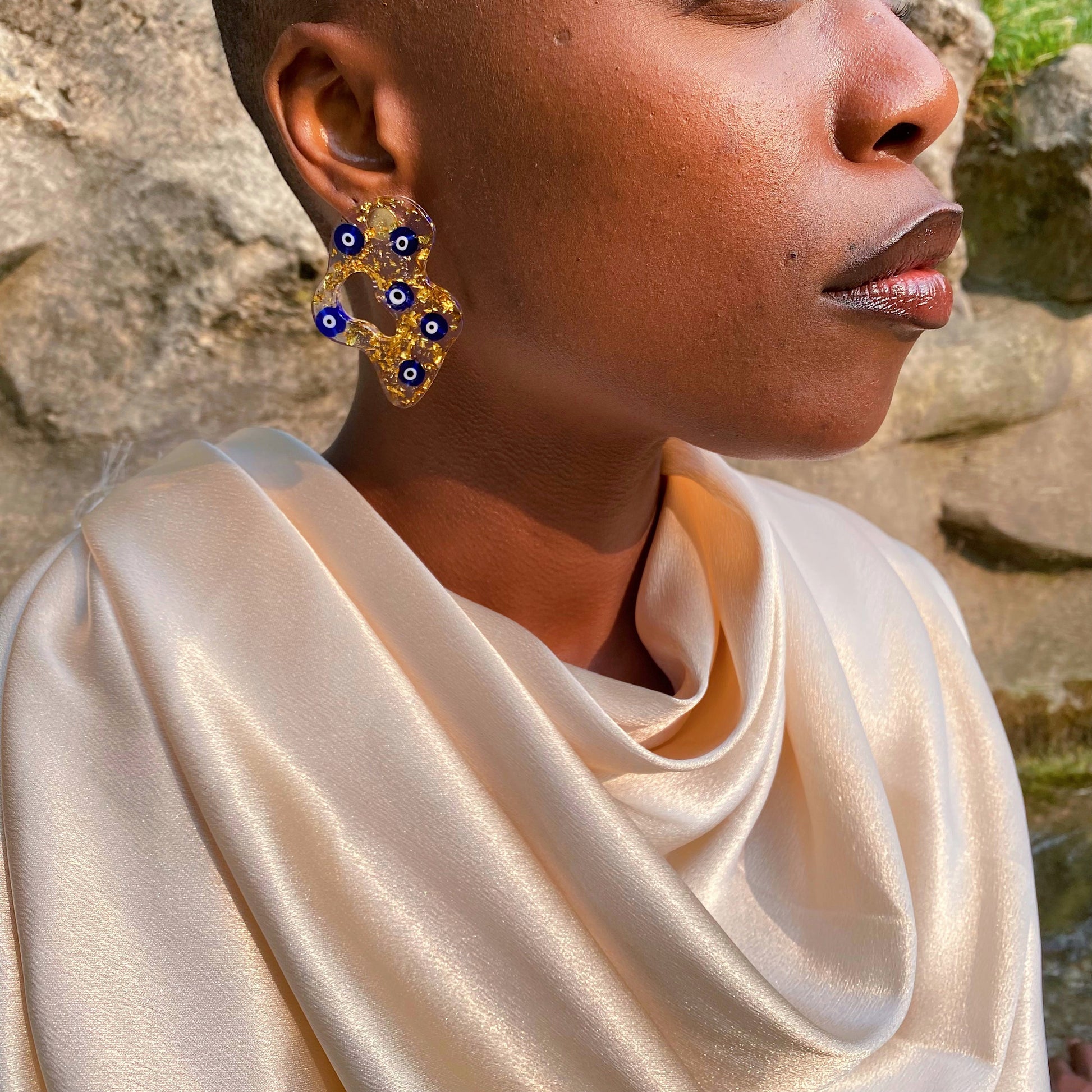 Boucles d’oreilles ojos portée